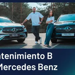 Dos personas posan junto a dos Mercedes Benz plateado y negro. El texto indica "Mantenimiento B de Mercedes Benz".
