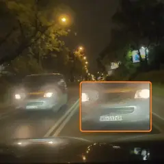 Test kamerki: nocna jazda, mokra droga, światła samochodów. Widoczny samochód z tablicą WE 3176R.