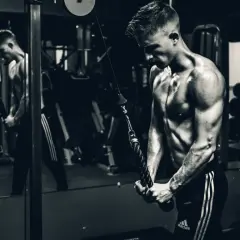 CrossFit czy siłownia? Co wybrać dla Twoich celów?