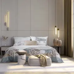 Elegancka sypialnia w stylu hotelowym z łóżkiem, ozdobnym pledem i nowoczesnymi lampami.