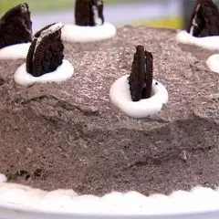 En härlig oreo tårta med chokladmousse, dekorerad med hela och halva oreokakor samt fluffig grädde.