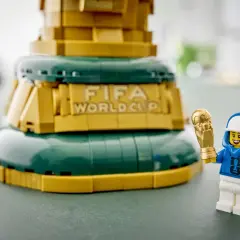Ein Lego-Männchen mit FIFA-Hoodie hält stolz den goldenen Pokal des Lego World Cup.