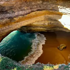 Jaskinia z turkusową wodą i piaszczystą plażą. Niezwykłe miejsce, które warto zobaczyć w Algarve.