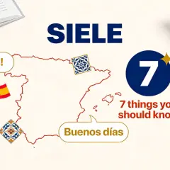 Mapa Hiszpanii z flagą, książkami i czapką absolwenta. Tekst "SIELE" i "7 things you should know" sugerują przygotowanie do egzaminu, być może certyfikat hiszpański.