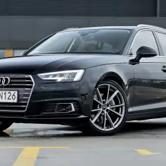 Czarny Audi A4 Avant z tablicą PO 1N126 na parkingu.