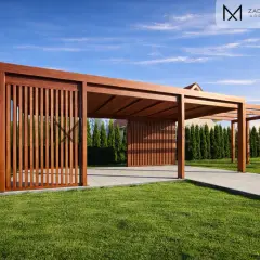 Drewniana pergola z pionowymi żaluzjami na tle zielonego trawnika i niebieskiego nieba.