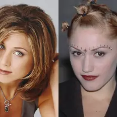 Dwie kobiety z fryzurami z lat 90.: Jennifer Aniston z cieniowanymi włosami i Gwen Stefani z kucykami i ozdobami na czole.