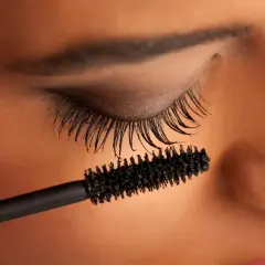 Närbild på öga där mascara appliceras. Få tips för perfekt mascara!