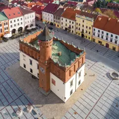 Rynek w Tarnowie, polskim biegunie ciepła, z ratuszem i kolorowymi kamienicami.
