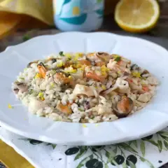 Un délicieux risotto aux fruits de mer, garni de zestes de citron et de persil. Un plat savoureux qui rappelle la mer.