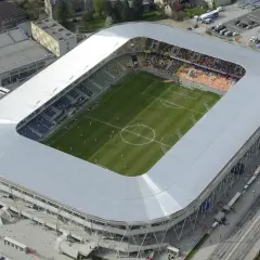 Widok z lotu ptaka na stadion miejski w Bielsku-Białej podczas meczu.