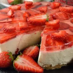 Sernik na zimno: Ile galaretek na 1 kg sera? Znam złoty trik!