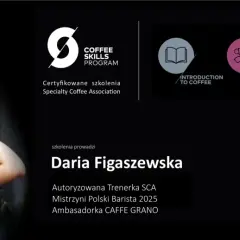 Uśmiechnięta Daria Figaszewska, mistrzyni polska barista, zaprasza na certyfikowane szkolenia z kawy.