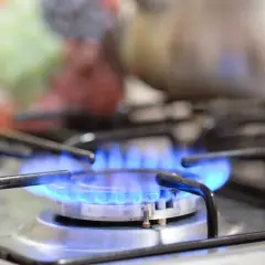 La llama azul de una estufa de butano arde intensamente. Es importante recordar que son peligrosas las estufas de butano si no se usan con precaución.