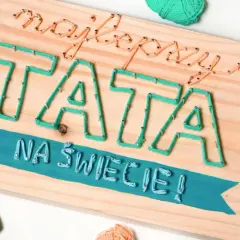 Jak zrobić własnoręcznie prezent na Dzień Ojca: tablica z napisem "Najlepszy TATA na świecie" wykonana techniką string art.