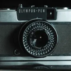 Stary aparat Olympus Pen, idealny do wywołania kliszy.
