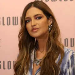 Sara Carbonero, con su mirada intensa y maquillaje llamativo, luce un collar plateado y pendientes geométricos. ¿Qué le ha pasado a Sara Carbonero para lucir así?