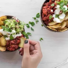 Dwie miski z guacamole, fasolą i chipsami z ziemniaków. Ziemniaki kcal w zdrowej odsłonie.