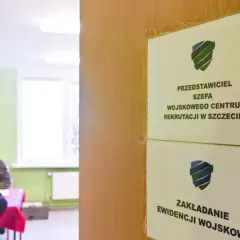 Wojewódzkie Centrum Rekrutacji w Szczecinie. Młody mężczyzna przechodzi kwalifikację wojskową, siedząc naprzeciwko urzędnika.