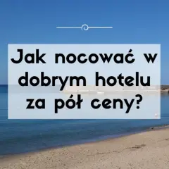 Plaża z hotelem w tle i napisami "Jak nocować w dobrym hotelu za pół ceny?".