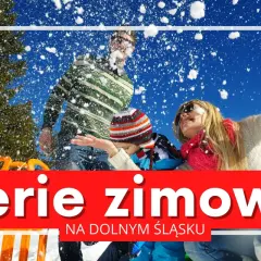 Rodzina rzuca śnieżkami podczas ferii zimowych na Dolnym Śląsku w 2026 roku.