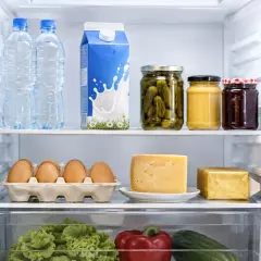 Lodówka pełna produktów: mleko, jajka, ser, masło, ogórki, dżem, papryka, sałata. To lista towarów szybko psujących się.