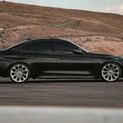 Czarne BMW F30 na pustynnym tle. Zastanawiasz się, jaki silnik w BMW F30 jest najmniej awaryjny?