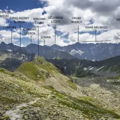 Widok na Tatry z Rysami, Wysoką i Krywaniem. Widoczny staw Wole Oko. Widok zapiera dech, można poczuć zawrót głowy.