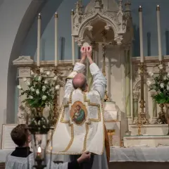 Co to jest suma w kościele i dlaczego jest tak ważna dla wiernych?