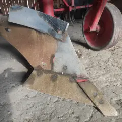 Metalowe lemiesze, część pługa, gotowe do pracy w polu. To one odwracają ziemię, ułatwiając siew.