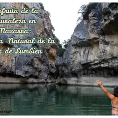 Una persona se baña en las aguas tranquilas de la Foz de Lumbier, rodeada de imponentes paredes rocosas. ¡Un lugar perfecto para disfrutar de la naturaleza en Navarra!