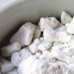 Cumuli bianchi e soffici, simili a zucchero, in una ciotola. Le loro proprietà sembrano invitanti.