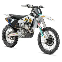 Biały motocykl Husqvarna 250 cross z numerem 1 na tablicy, ozdobiony logotypami Rockstar Energy i Motorex.