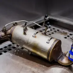 Filtr DPF z widocznymi śladami zużycia, potencjalnie wskazującymi na nieszczelny dolot objawy diesel.