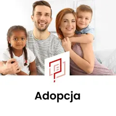 Szczęśliwa rodzina: rodzice z dwójką dzieci, chłopcem i dziewczynką. To piękny przykład przysposobienia dziecka.
