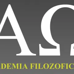 Białe greckie litery Alfa i Omega na szarym tle, poniżej żółty napis "AKADEMIA FILOZOFICZNA". Symbolizuje to początek i koniec, a także dialektykę myśli.