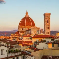 Firenze: Duomo e Campanile di Giotto, un'icona da ammirare. Scopri cosa vedere a Firenze in 2 giorni gratis, tra tetti rossi e panorami mozzafiato.