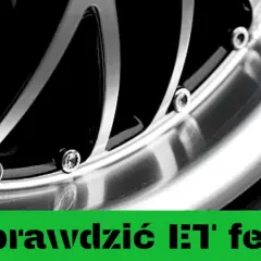 Zbliżenie na felgę samochodową z widocznymi śrubami i oponą.