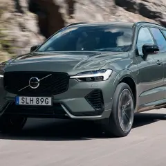 Volvo XC60 gris oscuro en carretera. Descubre qué motor monta el Volvo XC60 y su diseño moderno.