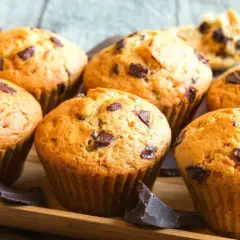 Puszyste muffinki z kawałkami czekolady, idealne na każdy przepis na wilgotne i puszyste muffinki.