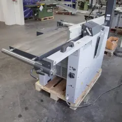 Détail d'une dégauchisseuse Felder AD 941, machine d'atelier pour le travail du bois, sur palette en bois.