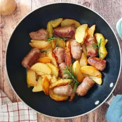 Salsiccia e patate in padella, un piatto rustico e saporito, con rosmarino fresco.