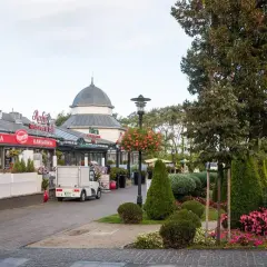 Spacer po Międzyzdrojach, Aleja Gwiazd. Restauracje i kawiarnie wzdłuż deptaka, z zielenią i kwiatami.