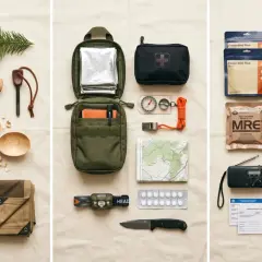 Kit de supervivencia con cuchillo, yesca, mapa, brújula, botiquín, raciones, radio y mochila. Todo el material bushcraft esencial para la aventura.