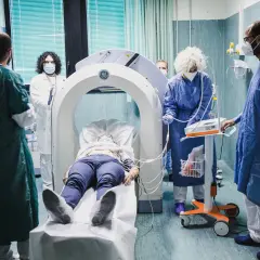 Personale medico in sala PET, un ambiente dove la dedizione del medico nucleare stipendio è fondamentale per la salute.