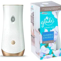 Dispensador Glade automático Sea Minerals & Magnolia. Su diseño permite que los olores suban o bajen, creando un ambiente acogedor.