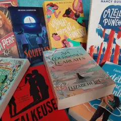 Pile de livres pour adolescents aux couvertures colorées et intrigantes, prêts à emporter les jeunes lecteurs dans des aventures fantastiques.