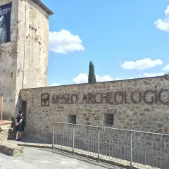 Museo Archeologico di Carmignano: un tesoro da scoprire. Un uomo si avvicina all'ingresso di questo luogo storico.
