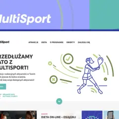 Grafika przedstawia kobietę grającą w tenisa, z logo MultiSport i tekstem "Przedłużamy lato z Multisport!".