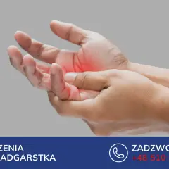 Dłoń z zaczerwienieniem na palcu, wskazującym na zapalenie pochewki ścięgna zginacza palca. Leczenie schorzeń ręki i nadgarstka.